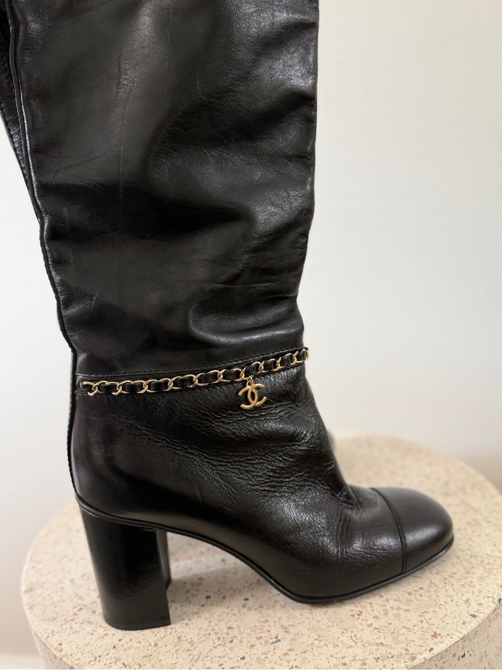 Chanel leather tall boots with a gold CC chain detail and block heel - Picture 7 of 10